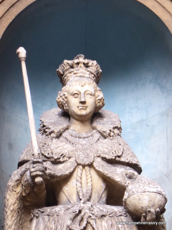 Queen Elizabeth I statue